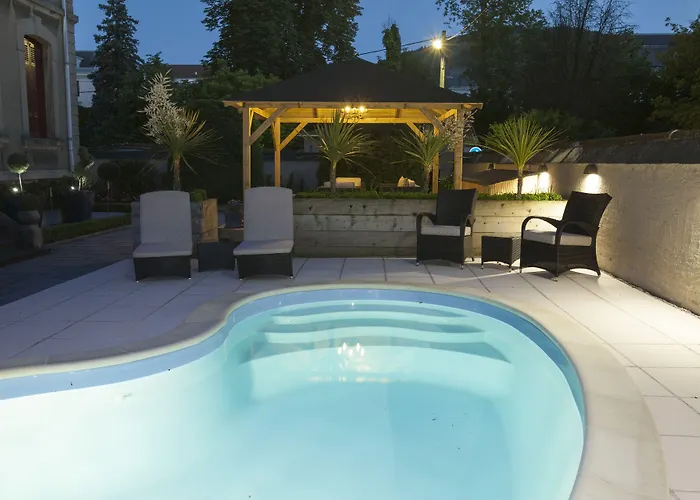 Couette-café La De 4*