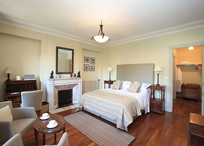 Couette-café La De 4*